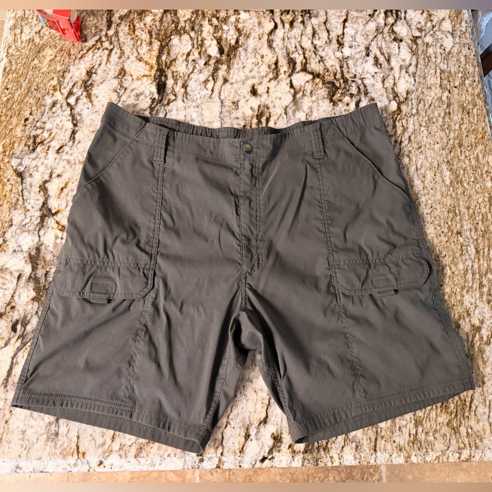 Wrangler Men's Size 40 Grayish Green Casual Cargo Shorts